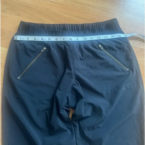 Athleta Aspire Cinch Leg Ankle Pant in Flint
Gray- 4 - Picture 6 of 7